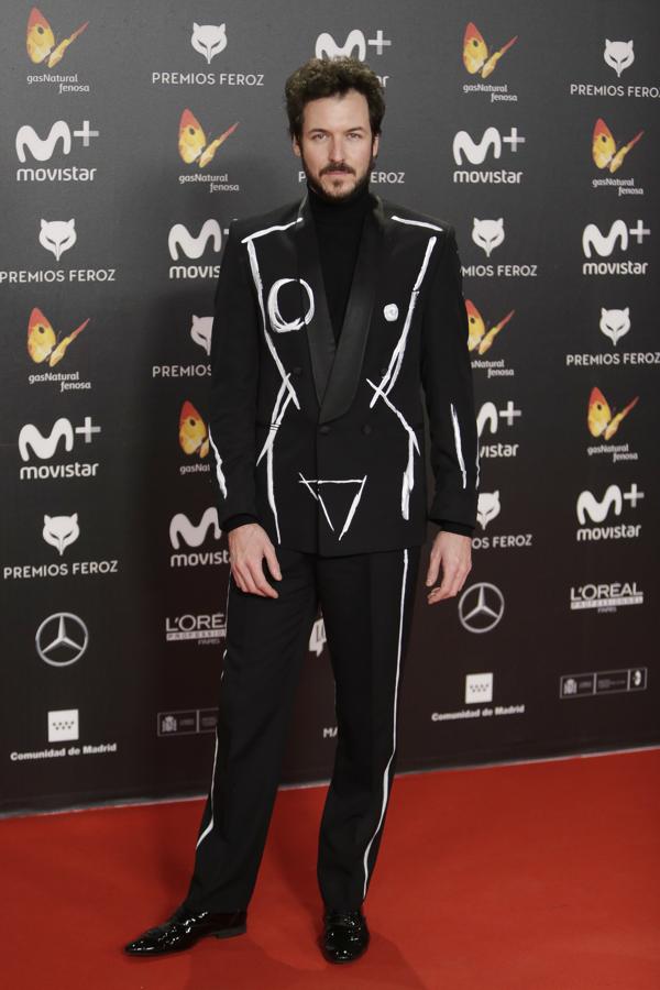 Jorge Suquet, como Brays Efe, Alba Flores y Bárbara Santa Cruz, entre otros, rindió homenaje a las mujeres con el dos piezas 'arty' de Ernesto Artillo