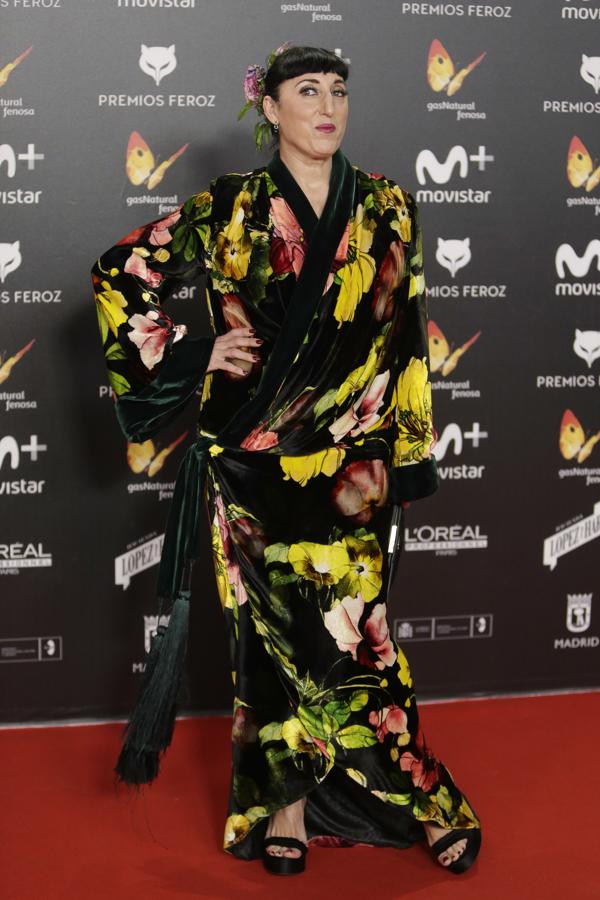 Por mucho que este kimono con estampado exquisito lleve la firma de Palomo Spain, Rossy de Palma no se salva... ¡por los pelos! El corte la mató y el peinado la remató