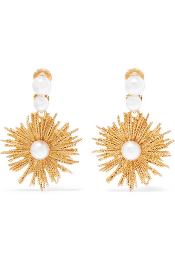 Pendientes dorados de perlas de Oscar de la Renta. Precio: 335 euros