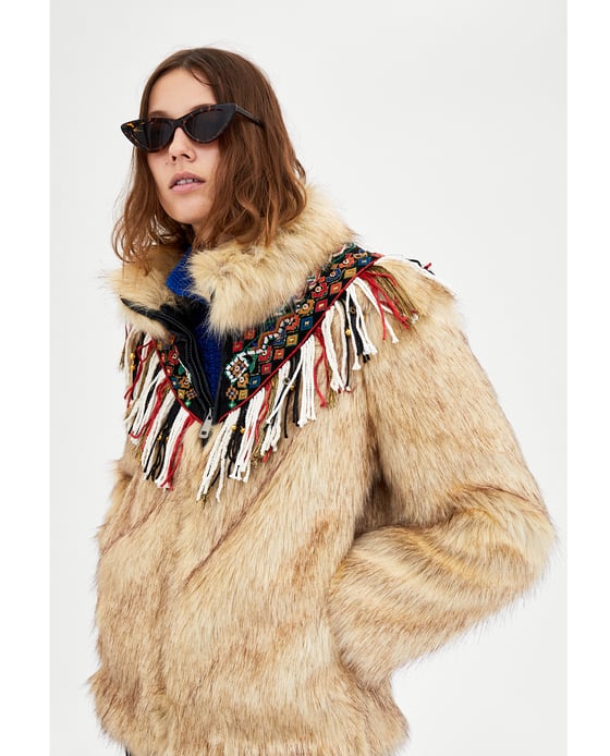 Abrigo de pelo de estilo boho chic de Zara. Precio: 89,95 euros.