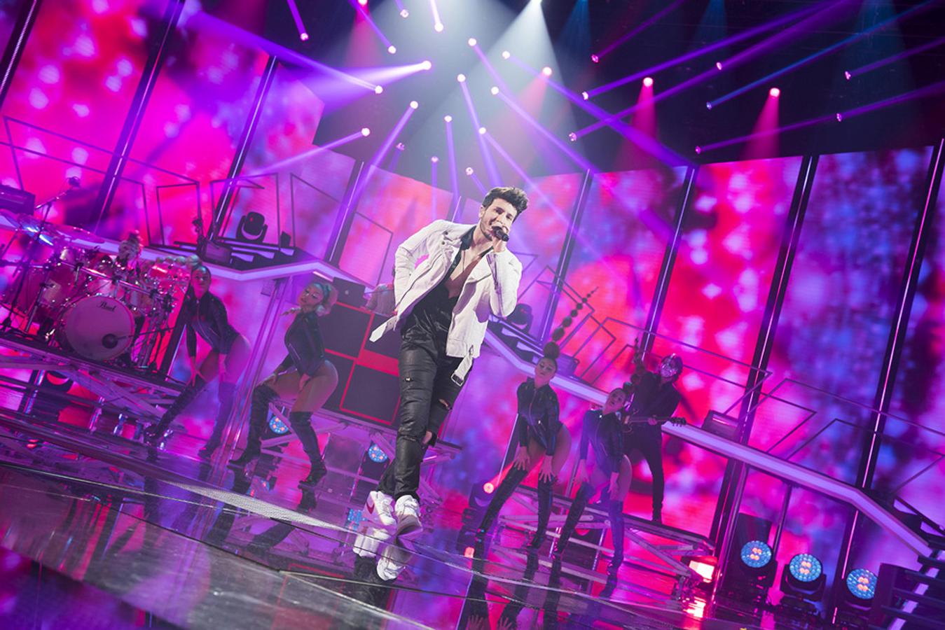 El cantante acudió para presentar su nuevo sencillo.