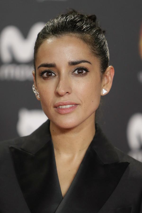 Inma Cuesta fue de las pocas actrices que recogió su melena en un moño de bailarina con efecto mojado, que combinó con sombras plateadas y eyeliner negro.