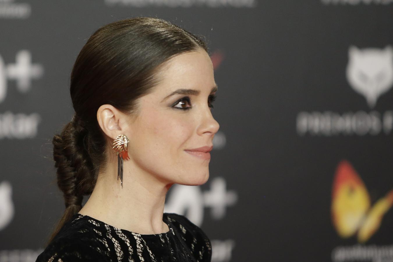 Nuria Gago lució una trenza de espiga con el pelo pulido y raya en el medio. Como maquillaje, eyeliner negro y labios nude.