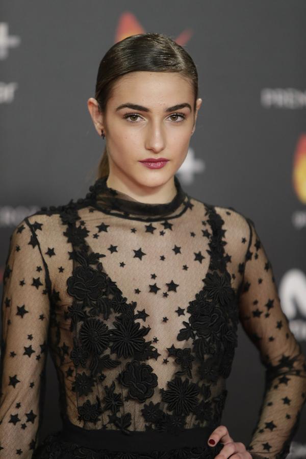 Sandra Escacena con coleta baja pulida y un maquillaje muy natural con sombras rosas y labios rosas.