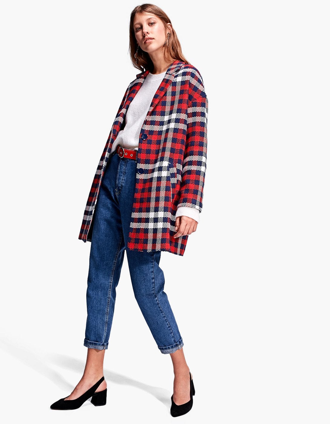 Abrigo de cuadros de Stradivarius. Precio: 39,95 euros.