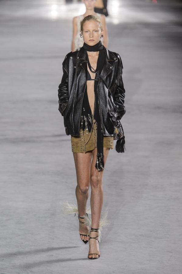 En París, el desfile de Saint Laurent fue el más comentado de la Semana de la Moda.