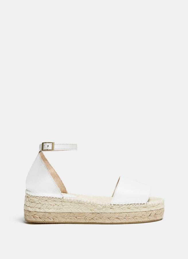Con cuña de esparto de doble suela y acabado de piel en blanco, no te las quitarás ni en la boda... ni en todo el verano. Precio: 82 euros en Adolfo Domínguez
