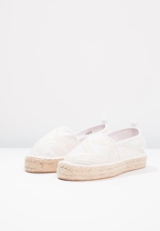 Con cuña corrida de esparto y bordados de lentejuelas en blanco. Precio: 20.95 euros en Zalando.