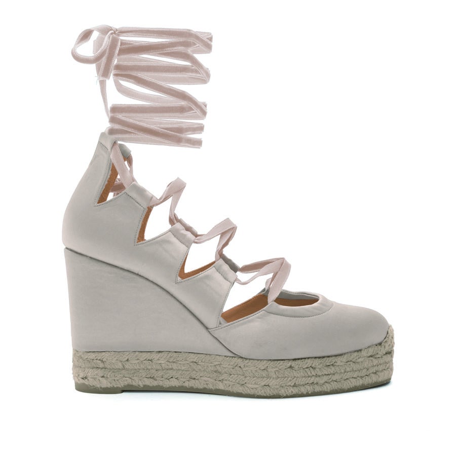 Alpargata de cuña de raso de Castañer. Precio: 195 euros.