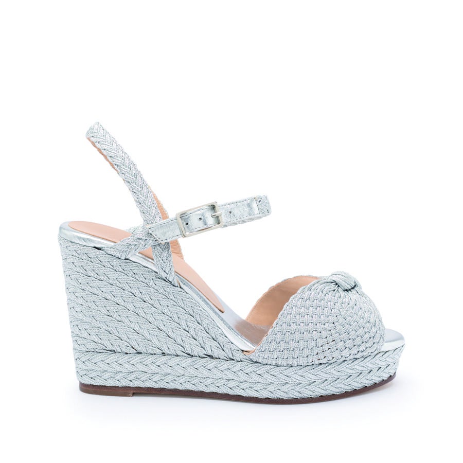 Alpargata de cuña metalziada de Castañer. Precio: 350 euros.