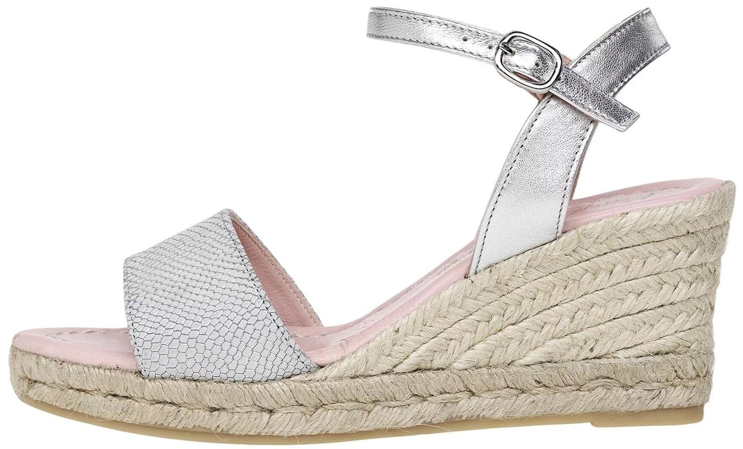 Para poner un toque 'comfy' muy sofisticado a tu look de novia, con un toque metalizado de lo más original. Precio: 95 euros en Pretty Ballerinas.