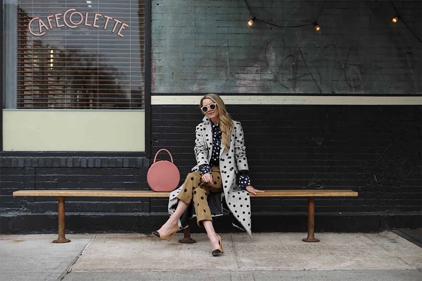 Tanto lunar no abruma, de hecho, @atlanticpacific da una lección de estilo con tres tipos de estampado en un mismo look.