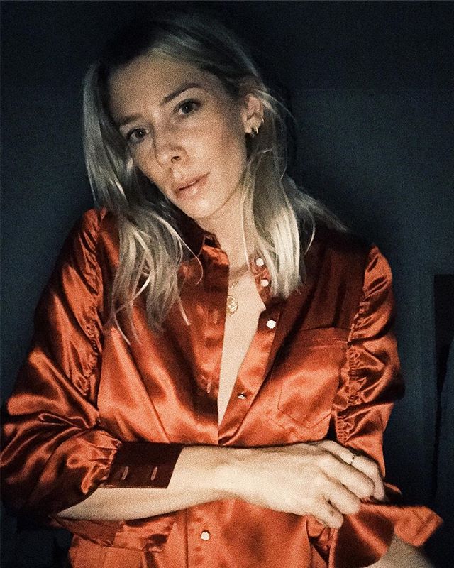 Las camisas de satén son ya un básico. Con un pantalón vaqueros o una falda de vestir, nunca falla. Así la lleva @ropesofholland