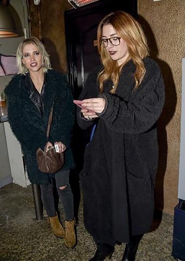 Blanca Suárez junto a Ana Fernández a la entrada del concierto.