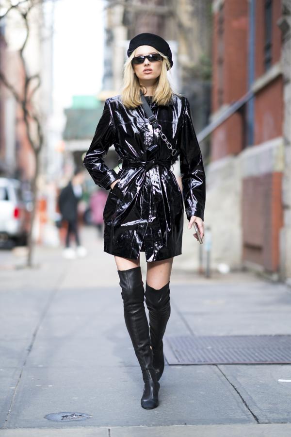 ¡Has pensando que el vinilo puede ser muy sexy? La modelo Elsa Hosk apuesta por un look en 'total black' con trench, botas altas, boina y gafas 'eye cat'.