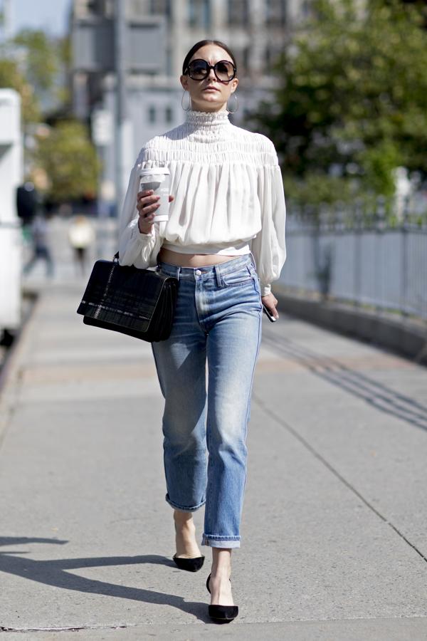 Y otra combinación sencilla para San Valentíb: vaqueros, blusa y salones negros