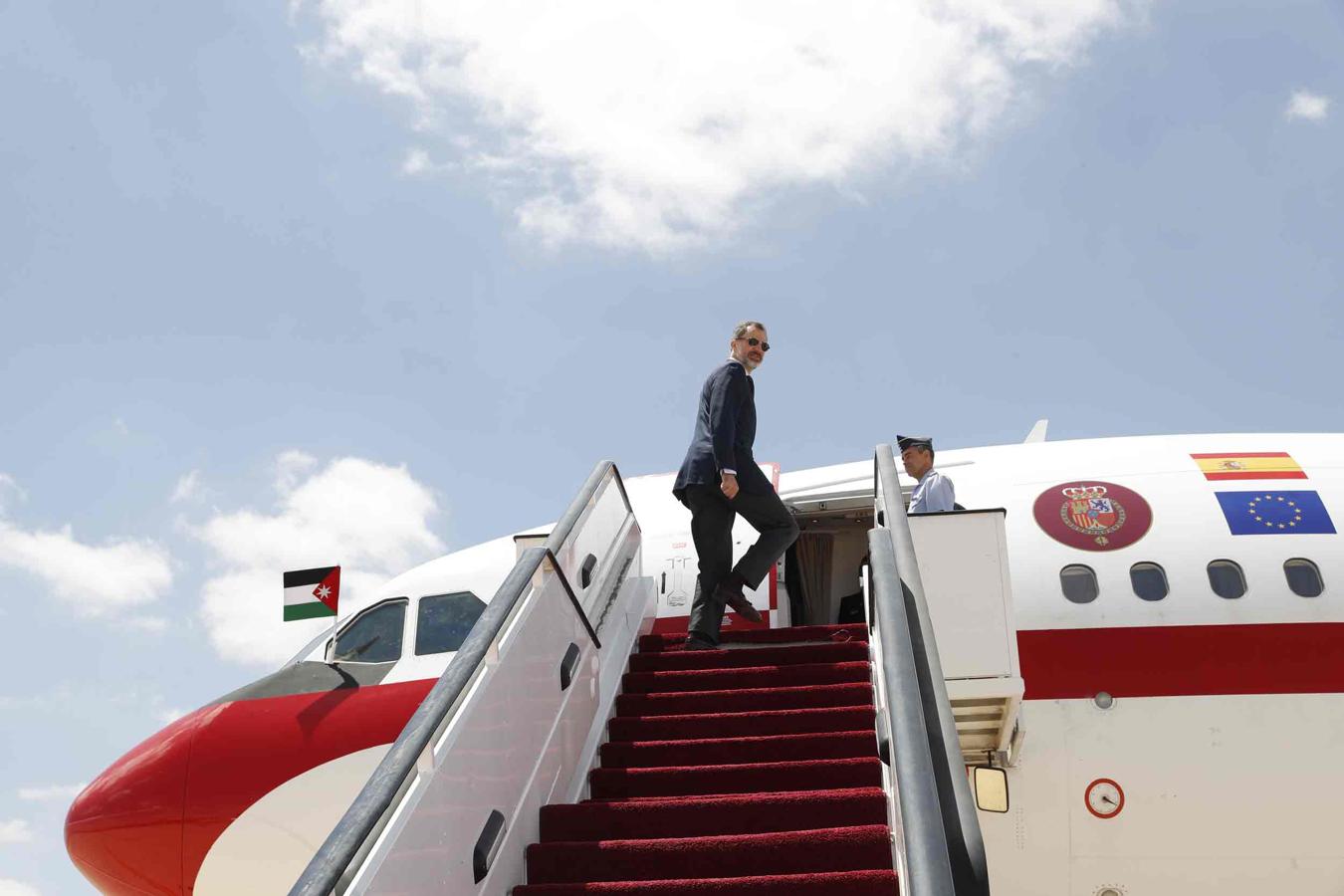 El Rey Felipe VI se sube a bordo de su avión durante su viaje oficial a Jordania.