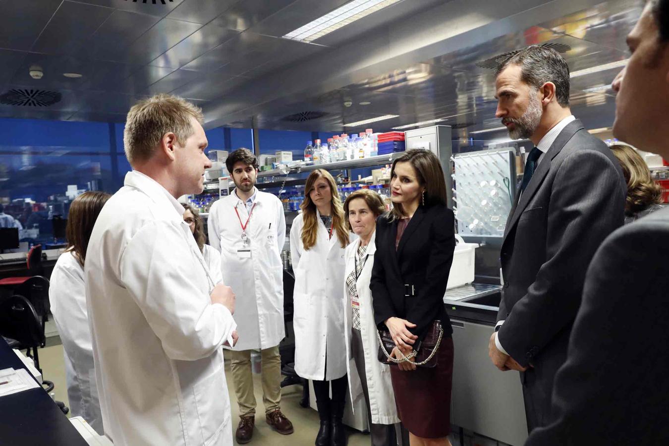 Don Felipe y doña Letizia durante la visita al Centro Nacional de Investigaciones Cardiovasculares.