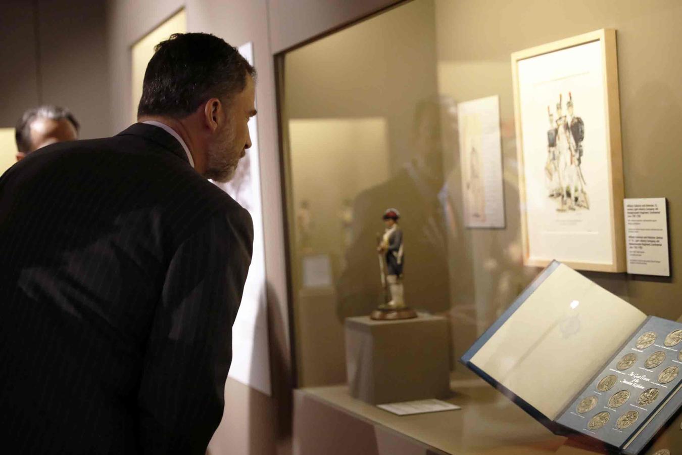Don Felipe en una exposición de Iberdrola.