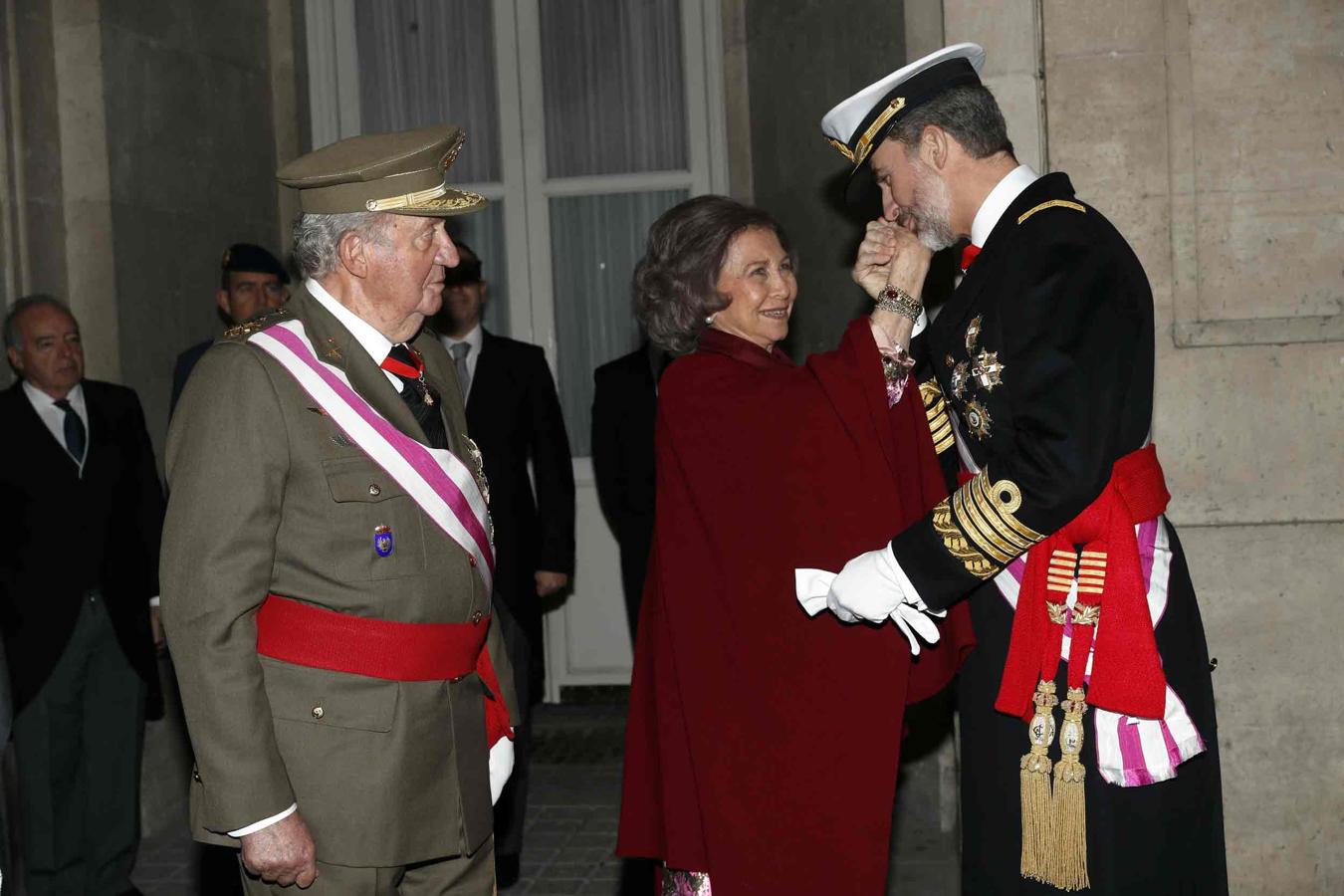 Don Felipe, en un gesto cariñoso, besa la mano de su madre, la Reina Sofía, el día de la Pascua Militar, el pasado 6 de enero.