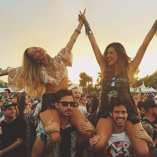 Entradas para un festival de música: entre 30-100 euros.