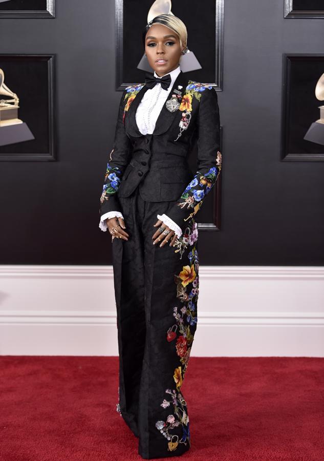 Janelle Monae apostó por un impecable esmoquin con estampado floral de Dolce&Gabbana.