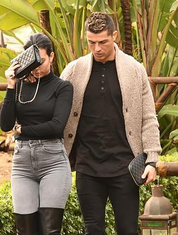 Cristiano Ronaldo y Georgina de camino a su escapada romántica.
