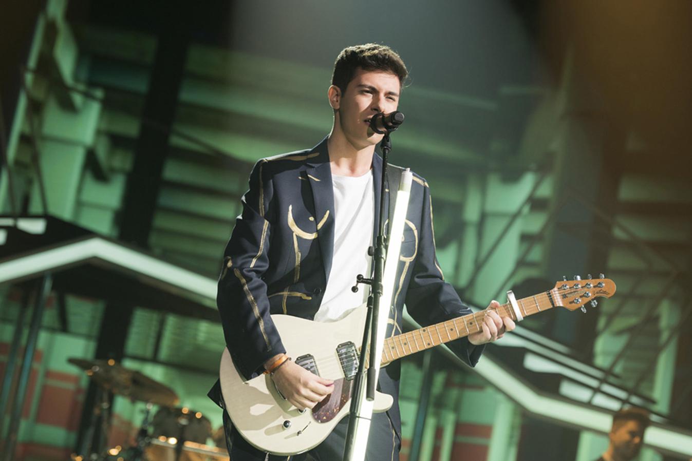 En solitario, Alfred defendió 'Qué nos sigan las luces'.