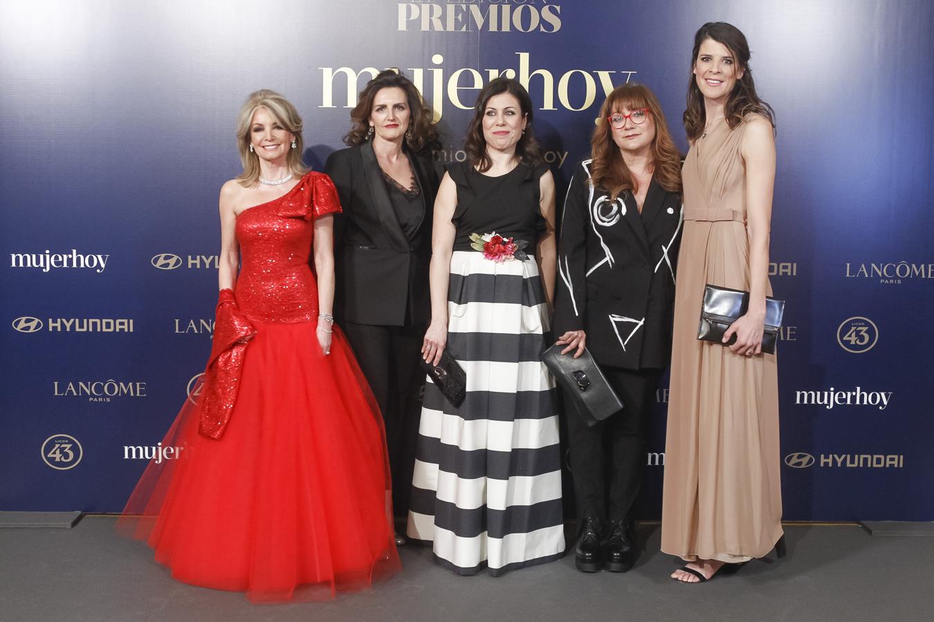 Cristina Yanes, nuestra directora general Laura Múgica, Virginia Martínez, Isabel Coixet y Ruth Beitia, en la alfombra roja de los Premios Mujerhoy.