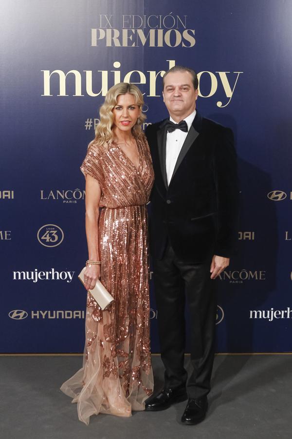 A Ramón García le faltó la capa de las campanadas, aunque posó muy elegante con Patricia Cerezo, que apostó por un diseño joya de Elisabetta Franchi.