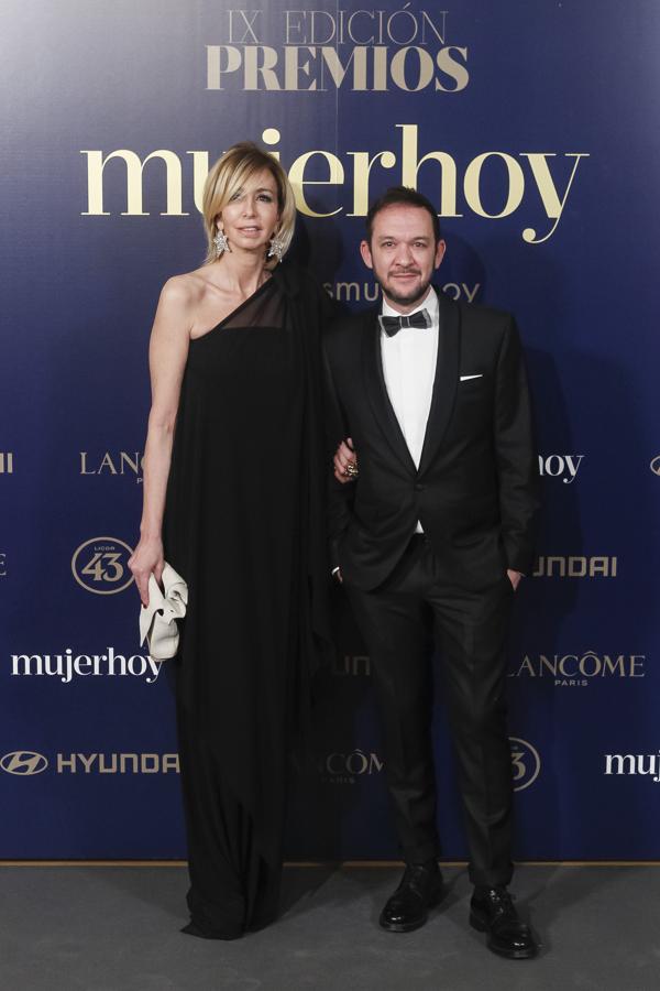 Ulises Mérida posó en nuestra alfombra roja junto a María Porto que, por supuesto, llevaba un elegante vestido del diseñador.
