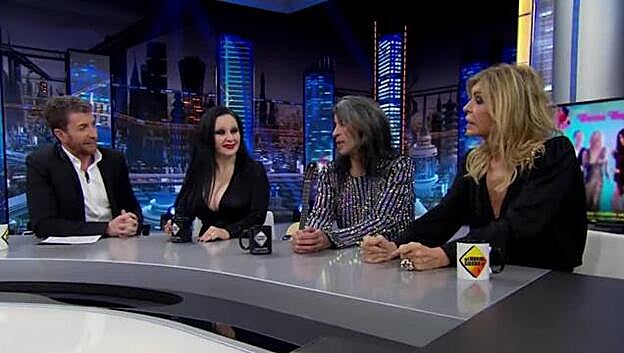 Bibiana Fernández junto a sus amigos Alaska y Mario Vaquerizo.