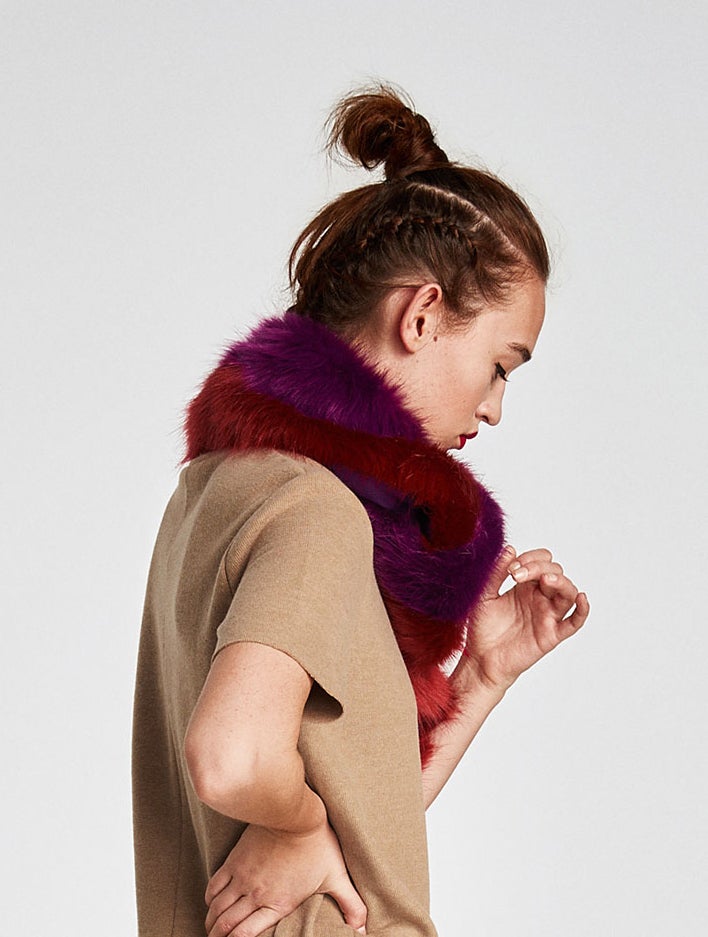 Moñete 'effortless' combinado con trenzas de raíz en los laterales.