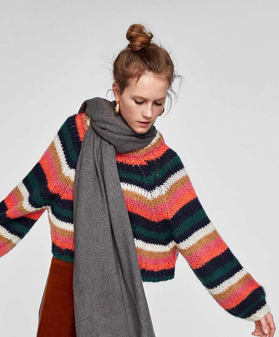 Moño alto ligeramente ladeado y con efecto despeinado.