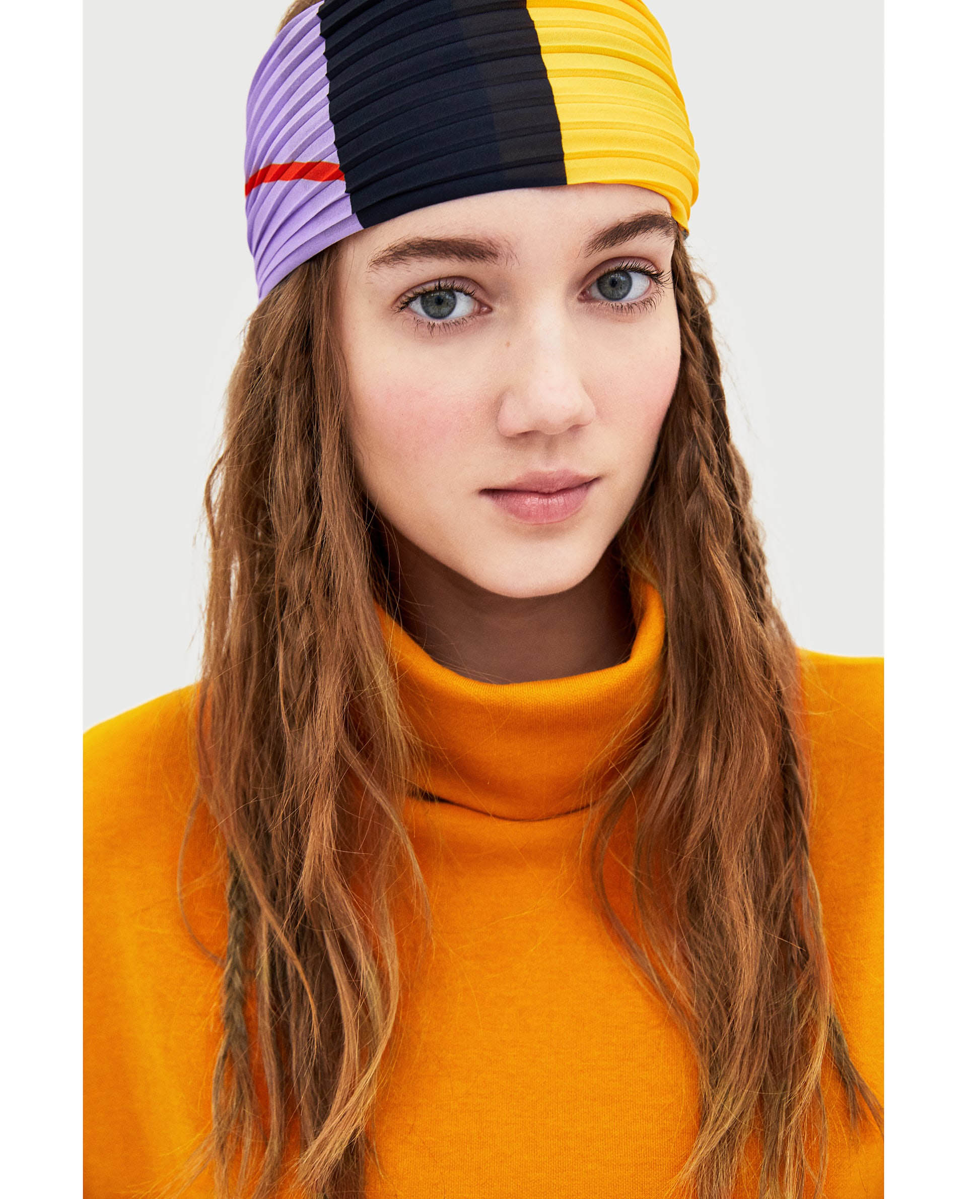 Melena suelta con mini trenzas y adornada con bandana.