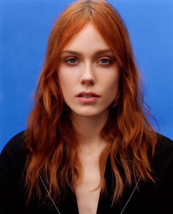 Melena suelta con ondas ligeras y raya en el medio.