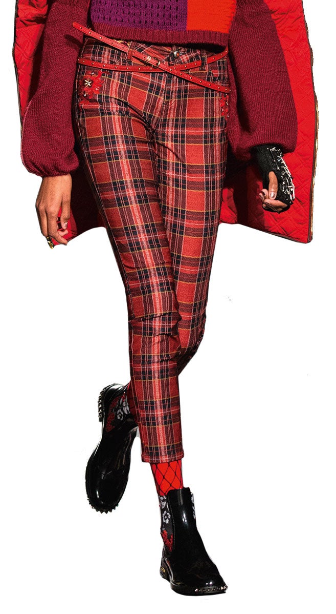 No es la primera temporada que los cuadros Príncipe de Gales copan nuestros armarios y looks, pero en esta ocasión varias fi rmas los proponen con una actitud mucho menos formal.