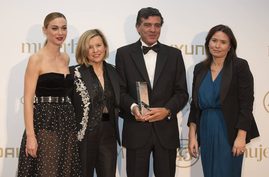 El cardiólogo José Luis Zamorano recibió en la gala de los IX Premios Mujerhoy el Premio al Compromiso Masculino (otorgado en colaboración con la Dirección General de la Mujer de la Comunidad de Madrid). Fue entregado por Belén Prado, Viceconsejera de Políticas Sociales y Familia de la Comunidad de Madrid, la actriz Marta Hazas y la directora de Mujerhoy, Charo Carrera.