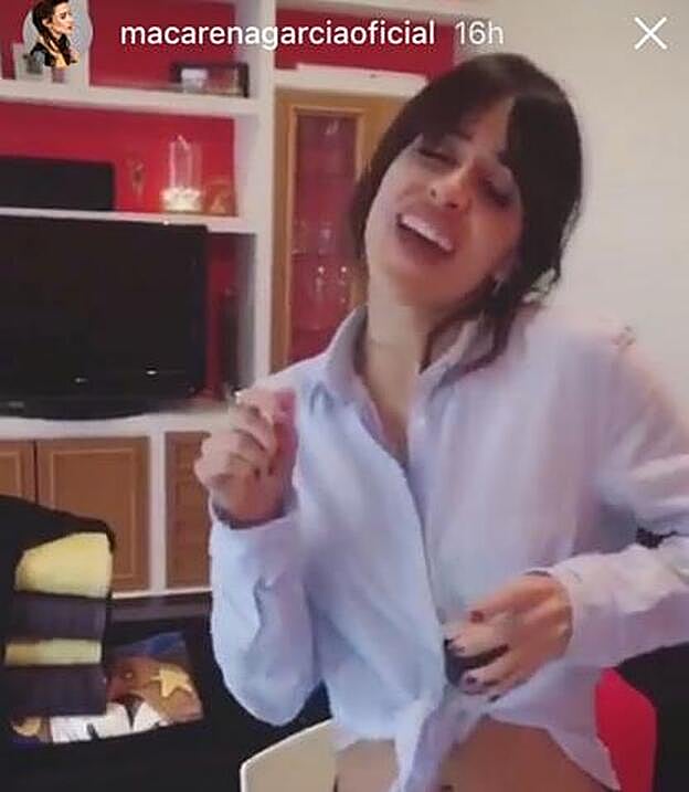 Macarena García interpretando en su 'stories' a Camila Cabello.