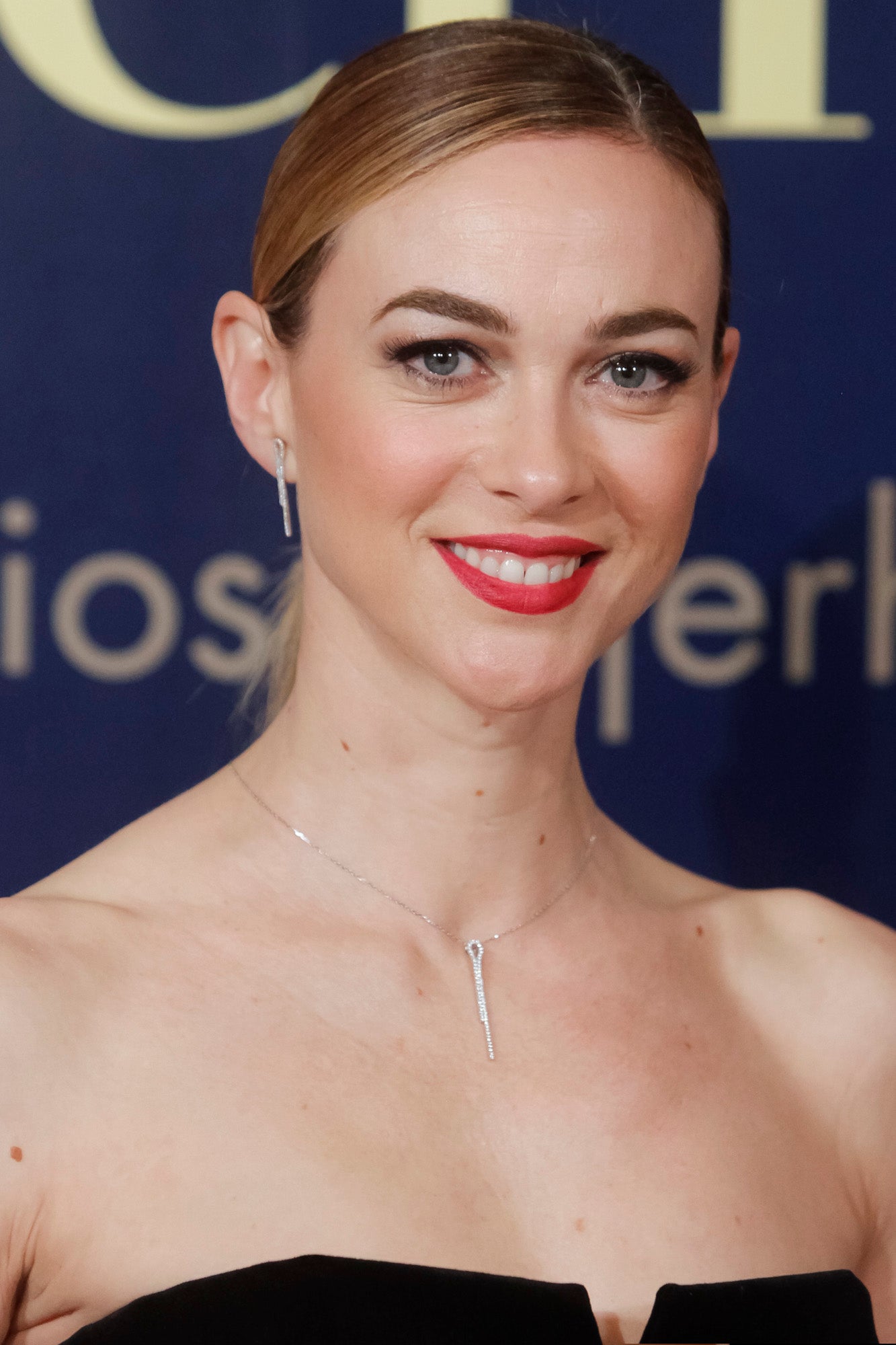 Marta Hazas, muy guapa con una coleta baja pulida, eyeliner negro y labios en rojo mate.