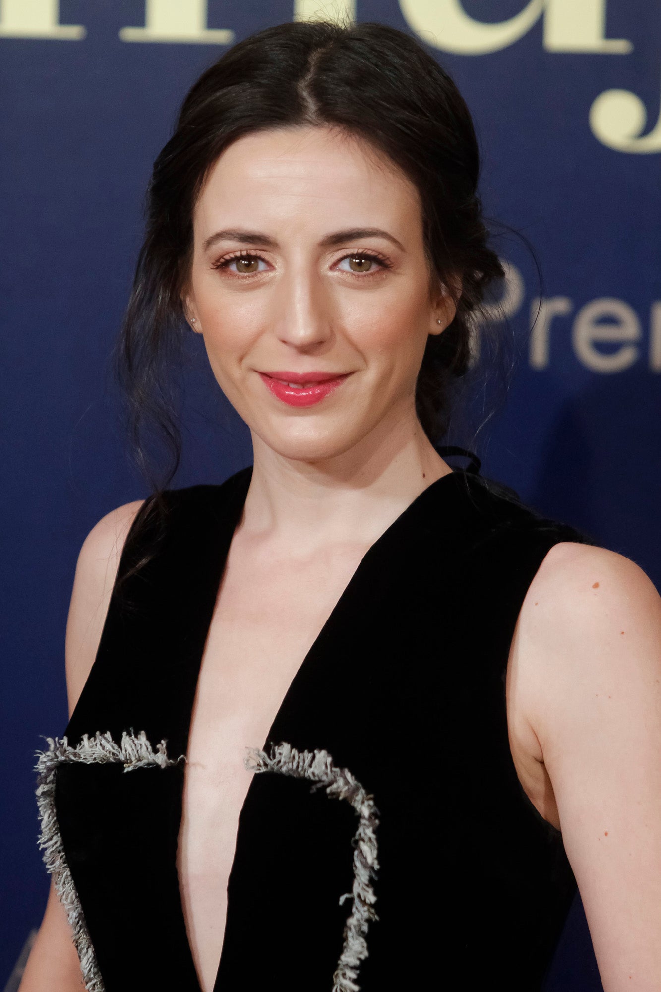 La actriz Ruth Núñez se recogió la melena en una trenza baja muy original, con raya en el medio y mechones sueltos. Su maquillaje, muy natural, con sombras nude y labios con gloss.