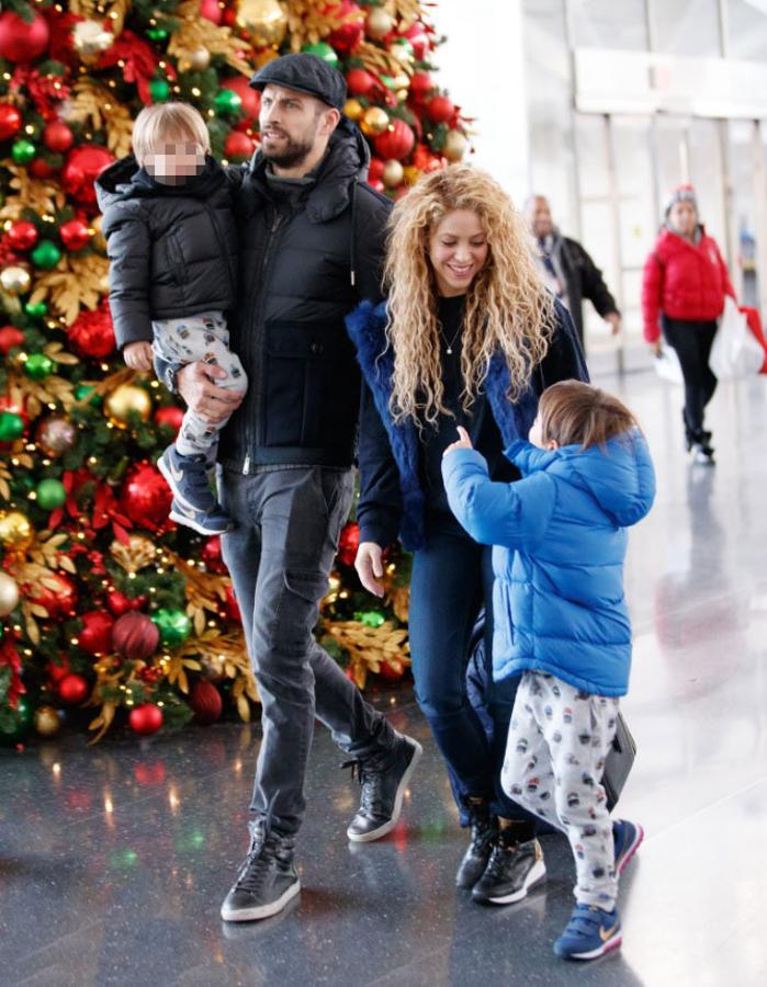 Shakira reaparecía de nuevo junto a Piqué en Nueva York. Allí la pudimos ver en familia con los pequeños Milán y Sasha celebrando la Navidad y después de la cancelación de su gira.