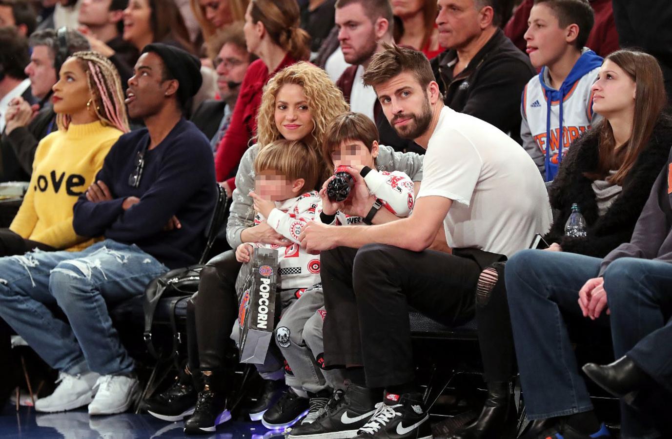 En Nueva York el calvario tampoco acabó para Shakira. La cantante tuvo un gran susto con su suegra, a la que tuvieron que llevar en ambulancia y que acabó con un cabestrillo en una pierna.