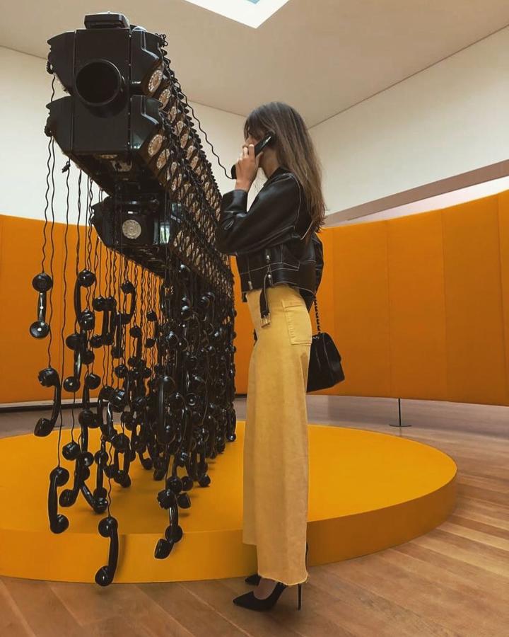 Fue la primera que llevó  los vaqueros amarillos de Zara  que después le veríamos a otras influencers. A ella le hacían tipazo combinados con unos tacones negros y una cazadora de cuero.