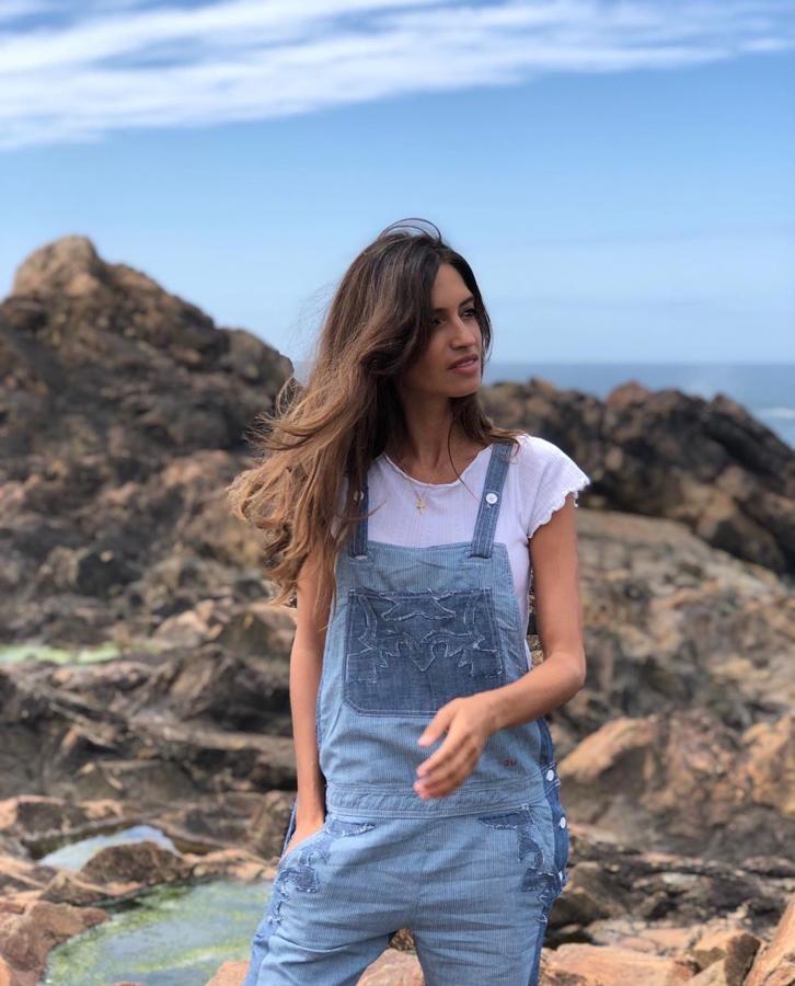 La presentadora es amante de las prendas vaqueras y  con esta prenda -un peto con aplicaciones bordadas- dio con la más bonita del verano , que conjuntó con una sencilla camiseta blanca.