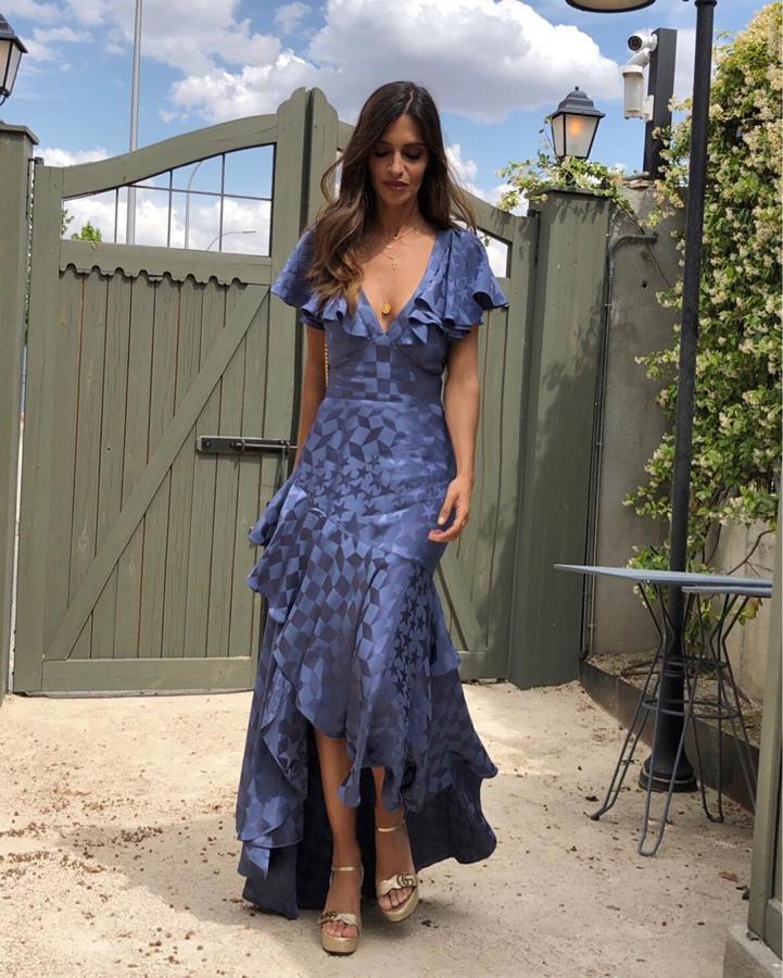 Si ha habido un vestido d einvitada que nos ha enamorado esta temporada fue el que la periodista llevó al bautizo de Hugo, el hijo de su amiga Isabel Jiménez. Un modelo de Temperley London con el que  Sara aparecía radiante  después de anunciar que había sido sometida a una intervención por un tumor en el ovario.