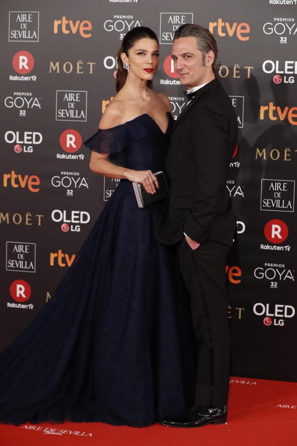 Juana Acosta siempre acierta en la alfombra roja, y esta vez no iba a ser menos: la actriz estaba impresionante con este vestidazo de Pedro del Hierro. Ernesto Alterio lleva esmoquin de Dior.