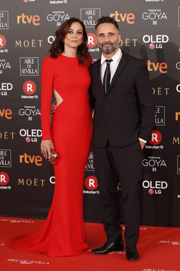 Leonor Watling, del brazo del cantautor Jorge Drexler, se arriesgó con un vestido rojo cut out de estilo minimalista de Stella McCartney y se llevó un sobresaliente