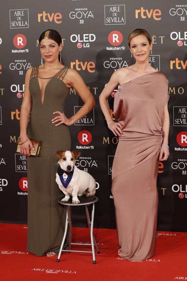 Thais Blume, de Mónica Cordera y con un original peinado con raíces doradas, ha posado junto a María Esteve, de Roberto Torretta, y el perro Pancho.