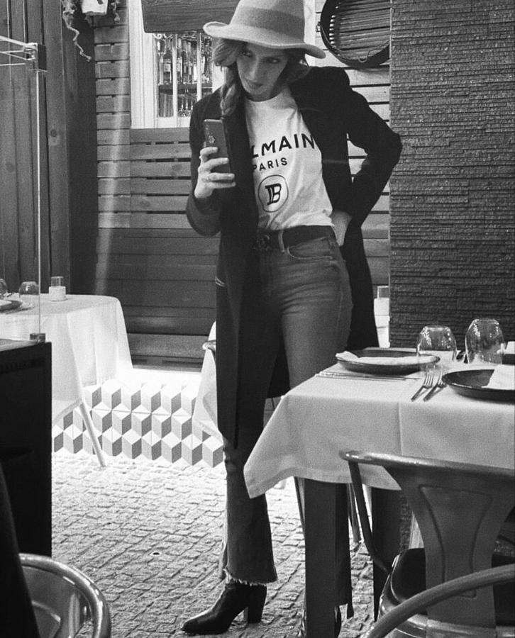 Un look de básicos perfecto para el día a día. Además, Sara ha demostrado que los jeans rectos son el corte que más favorece.